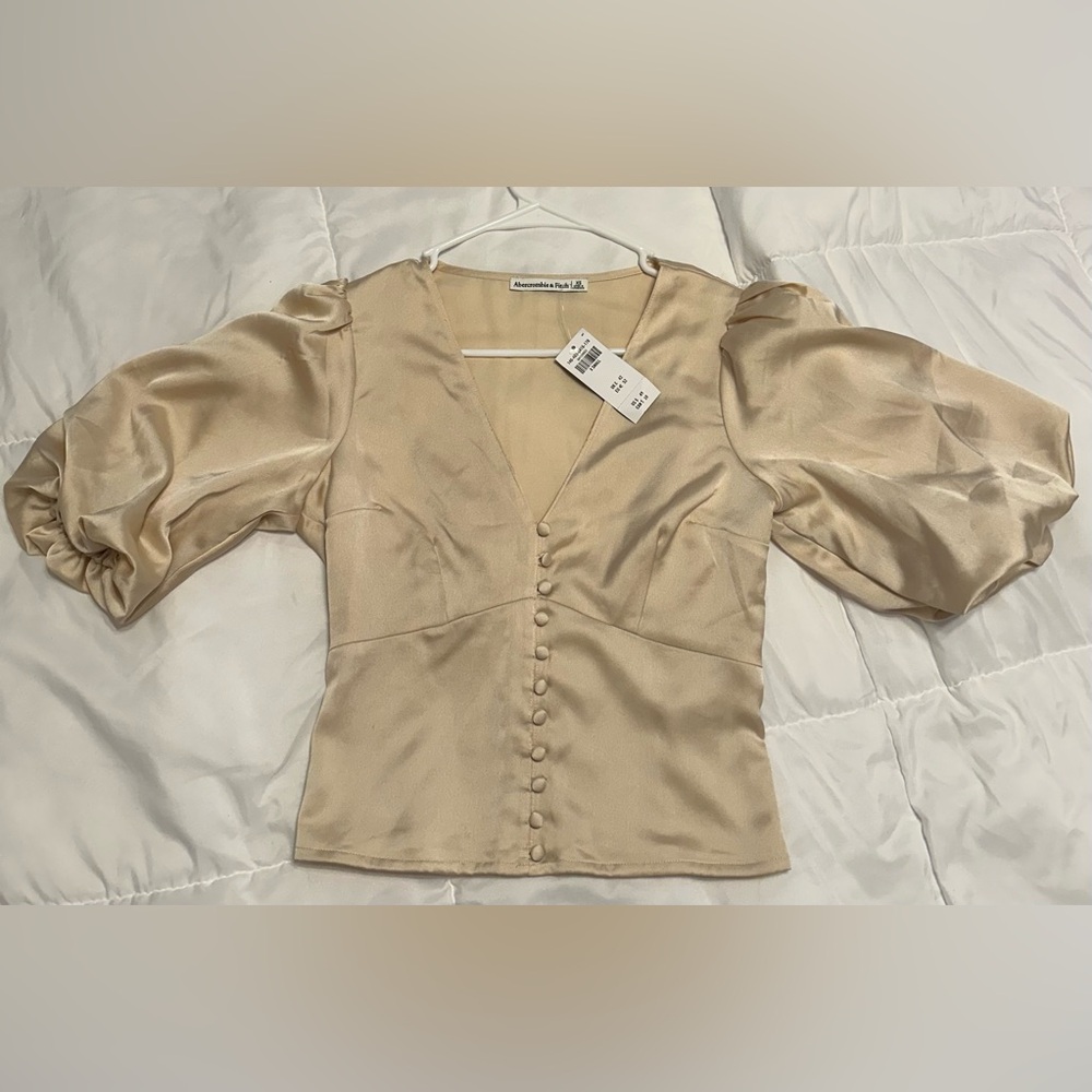 Abercrombie & Fitch NWT Cream Satin Top Size XSmall.